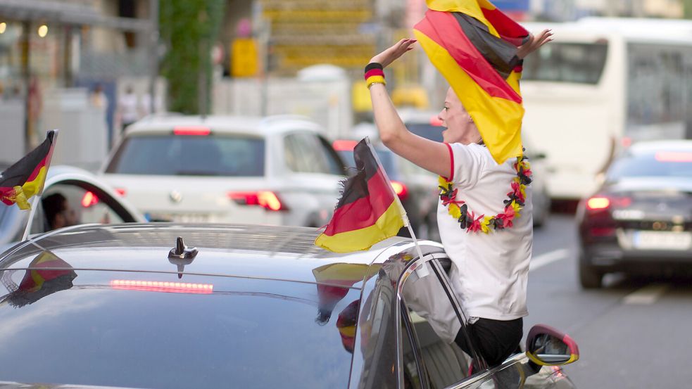 Fußball EM Autokorsos und Fan Deko das müssen Fans in Ostfriesland