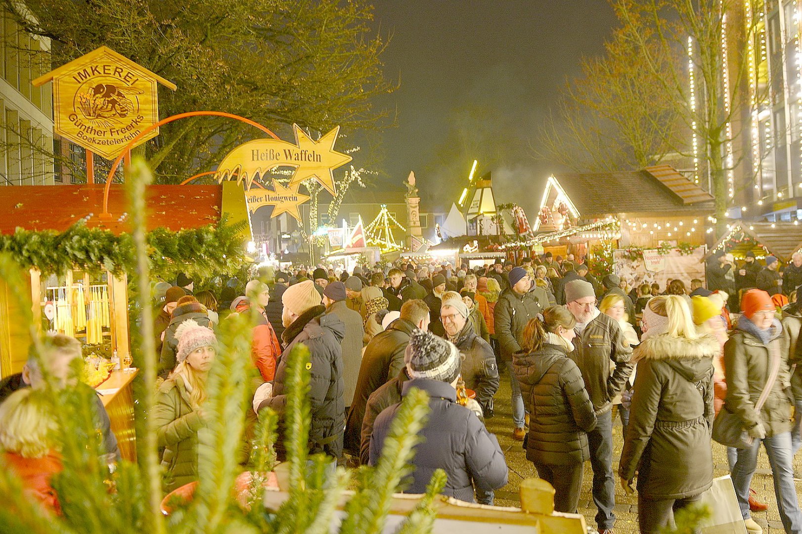 Viele Besucher in der Mühlenstraße  - Bild 1