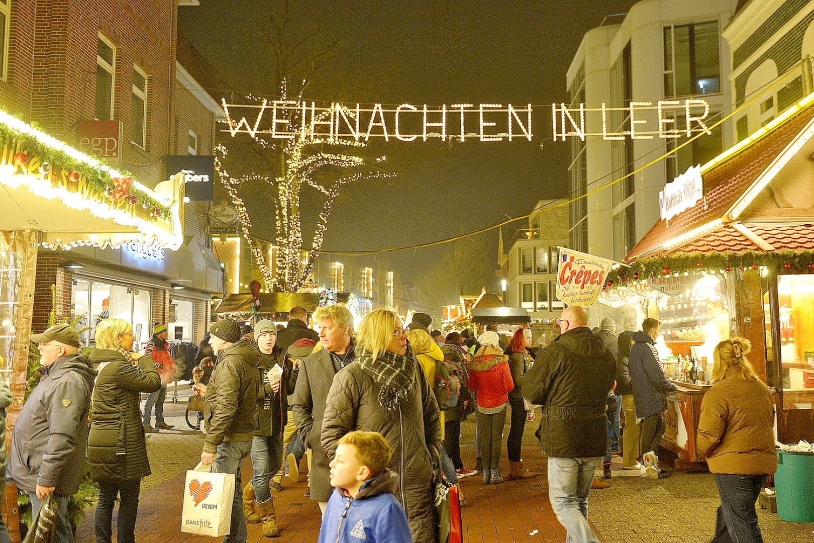 Viele Besucher in der Mühlenstraße  - Bild 6