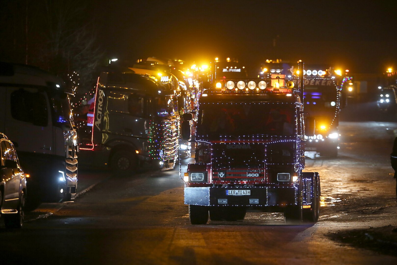 Festlicher Weihnachtskonvoi in Weener - Bild 4