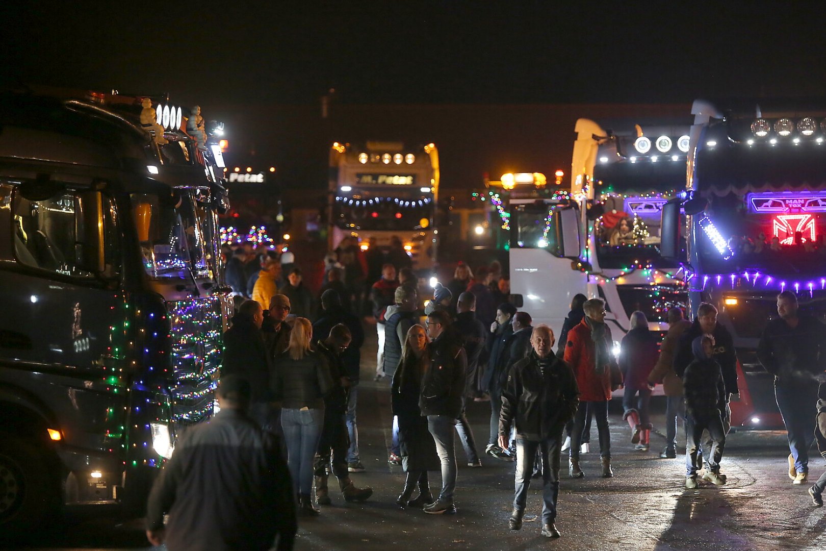 Festlicher Weihnachtskonvoi in Weener - Bild 9