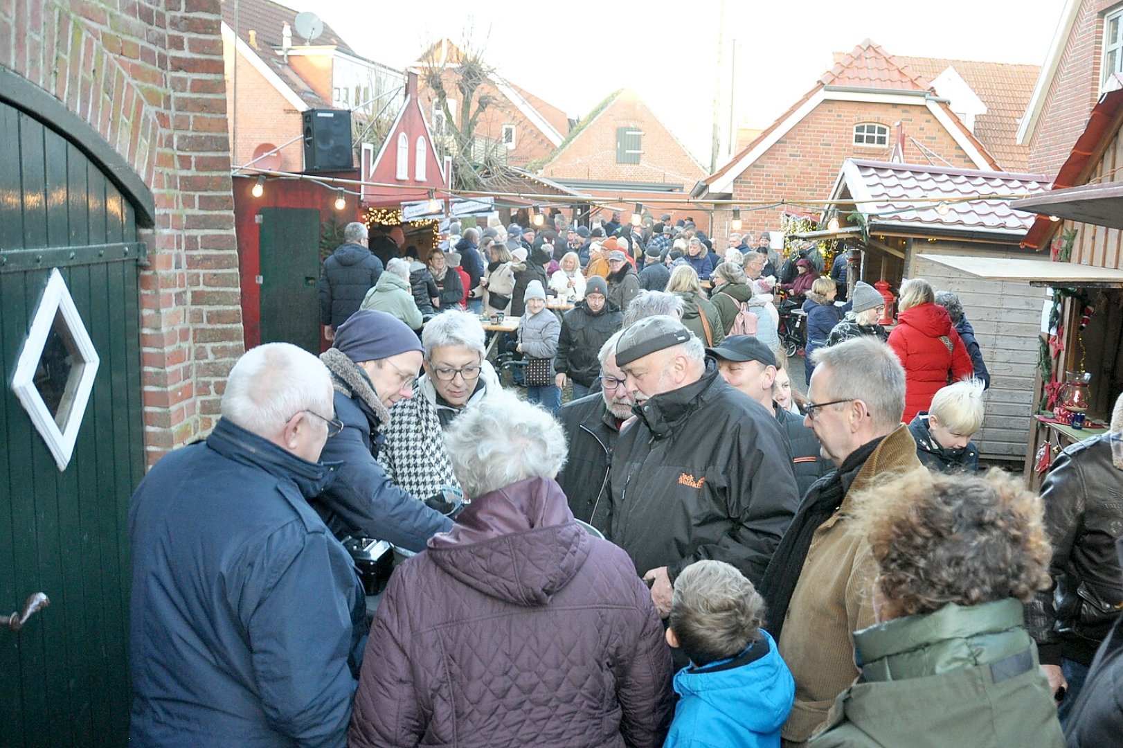 Beim Weihnachtsmarkt in Ditzum war viel los  - Bild 1