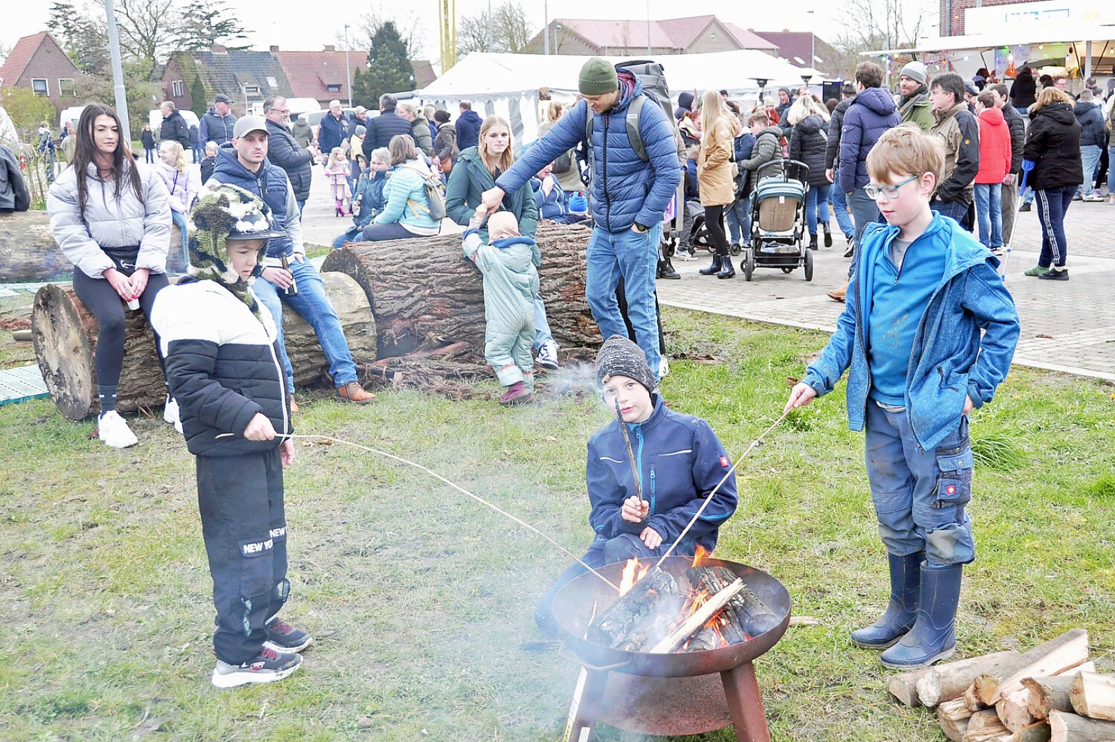 Im Landkreis Leer brannten viele Osterfeuer - Bild 4