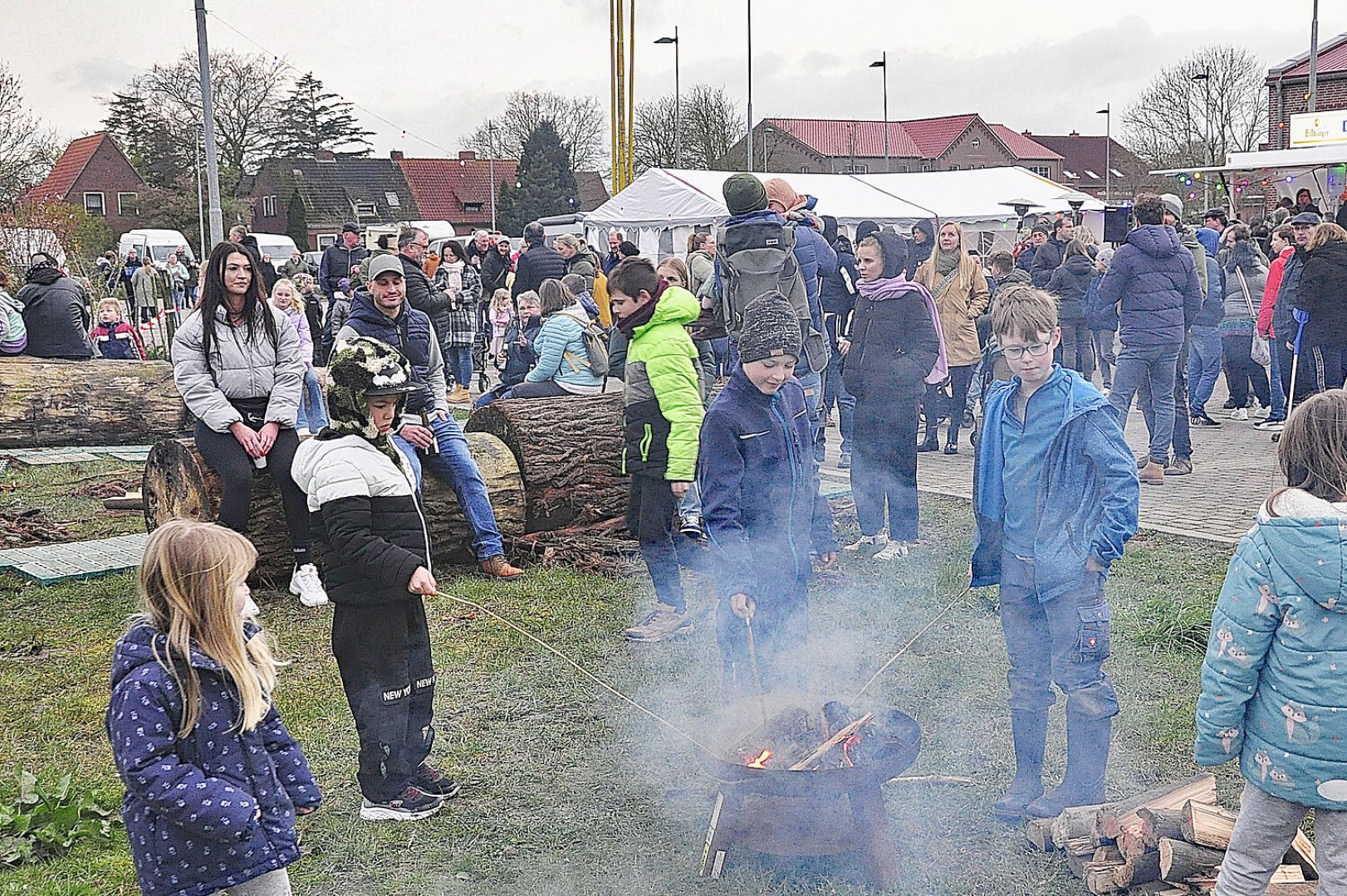 Im Landkreis Leer brannten viele Osterfeuer - Bild 5