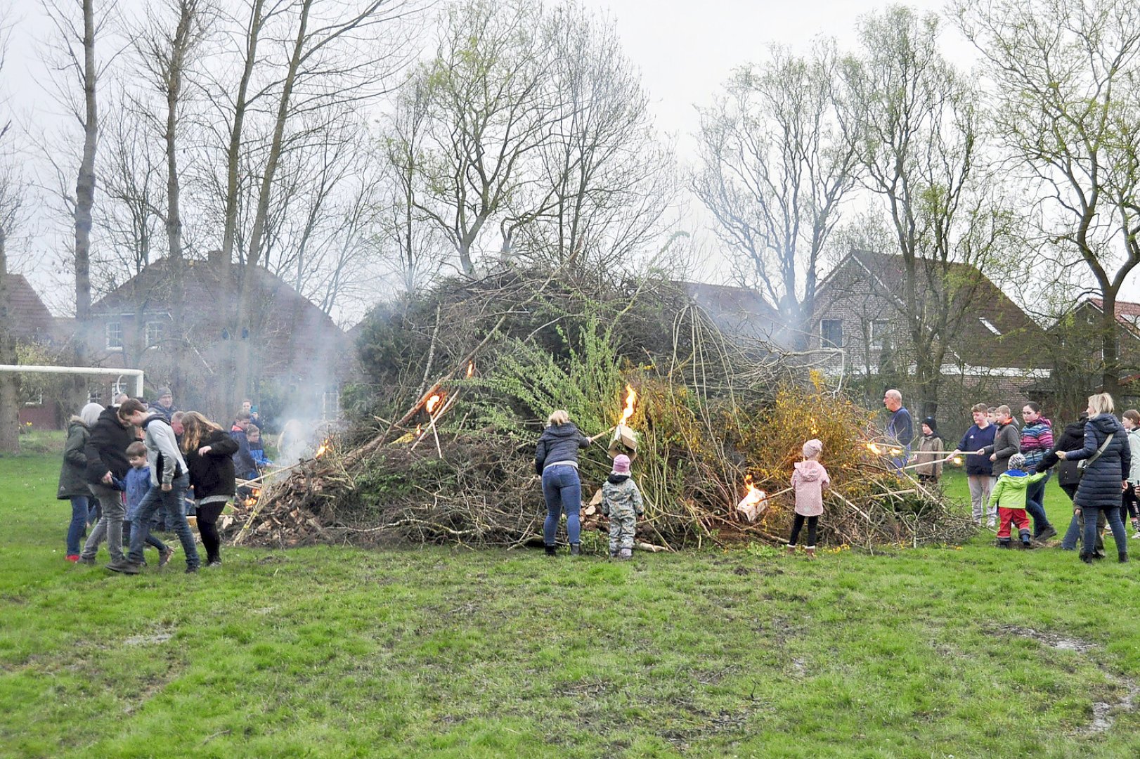 Im Landkreis Leer brannten viele Osterfeuer - Bild 8