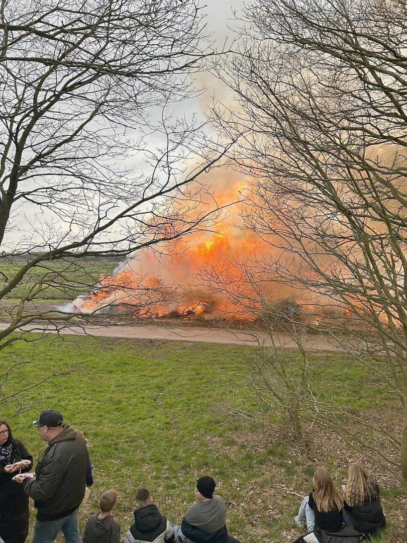 Im Landkreis Leer brannten viele Osterfeuer - Bild 13