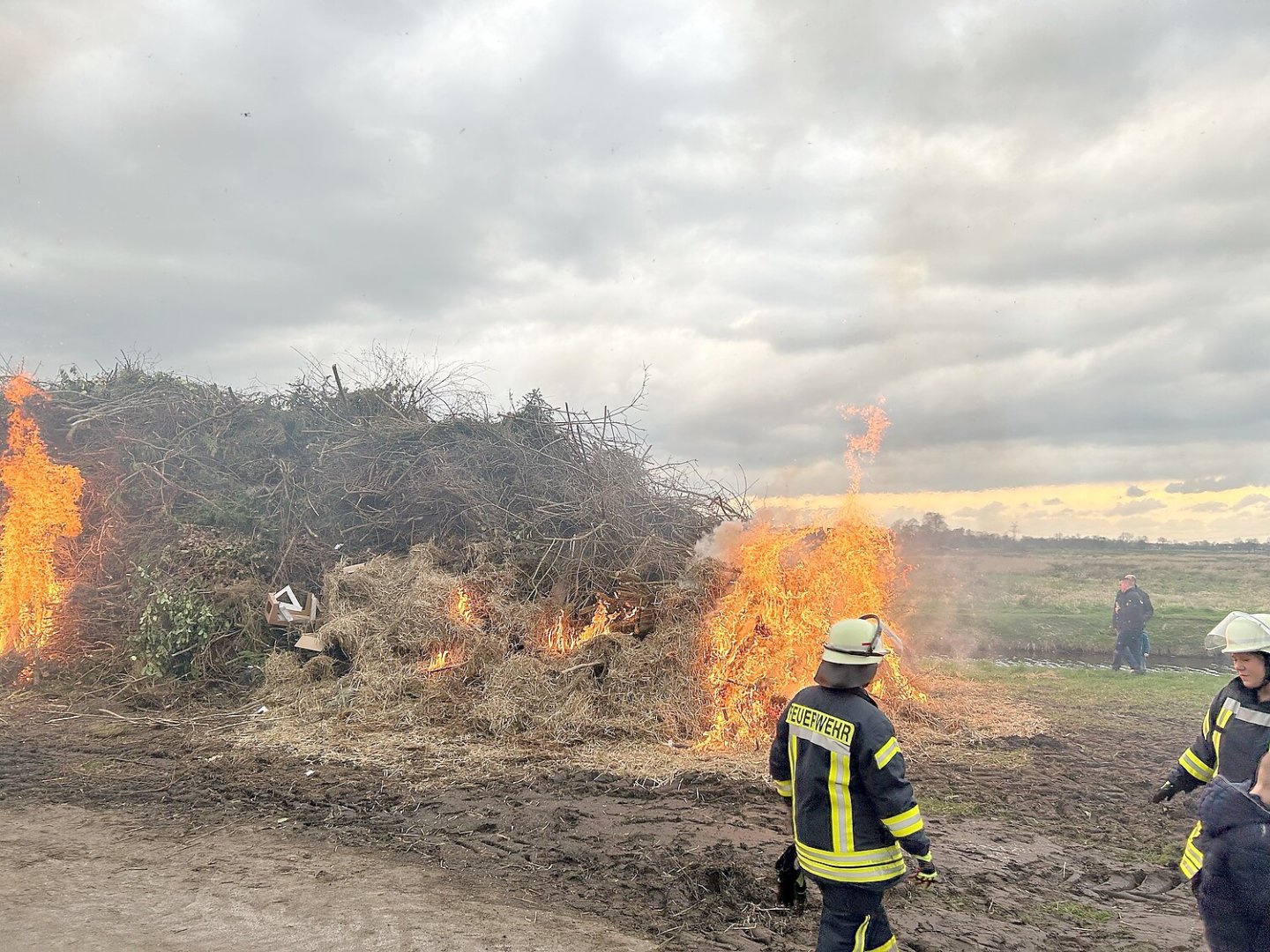 Im Landkreis Leer brannten viele Osterfeuer - Bild 14