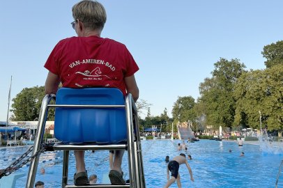 Zum Mitternachtsschwimmen ins Van-Ameren-Bad kommen sie alle - Bild 13