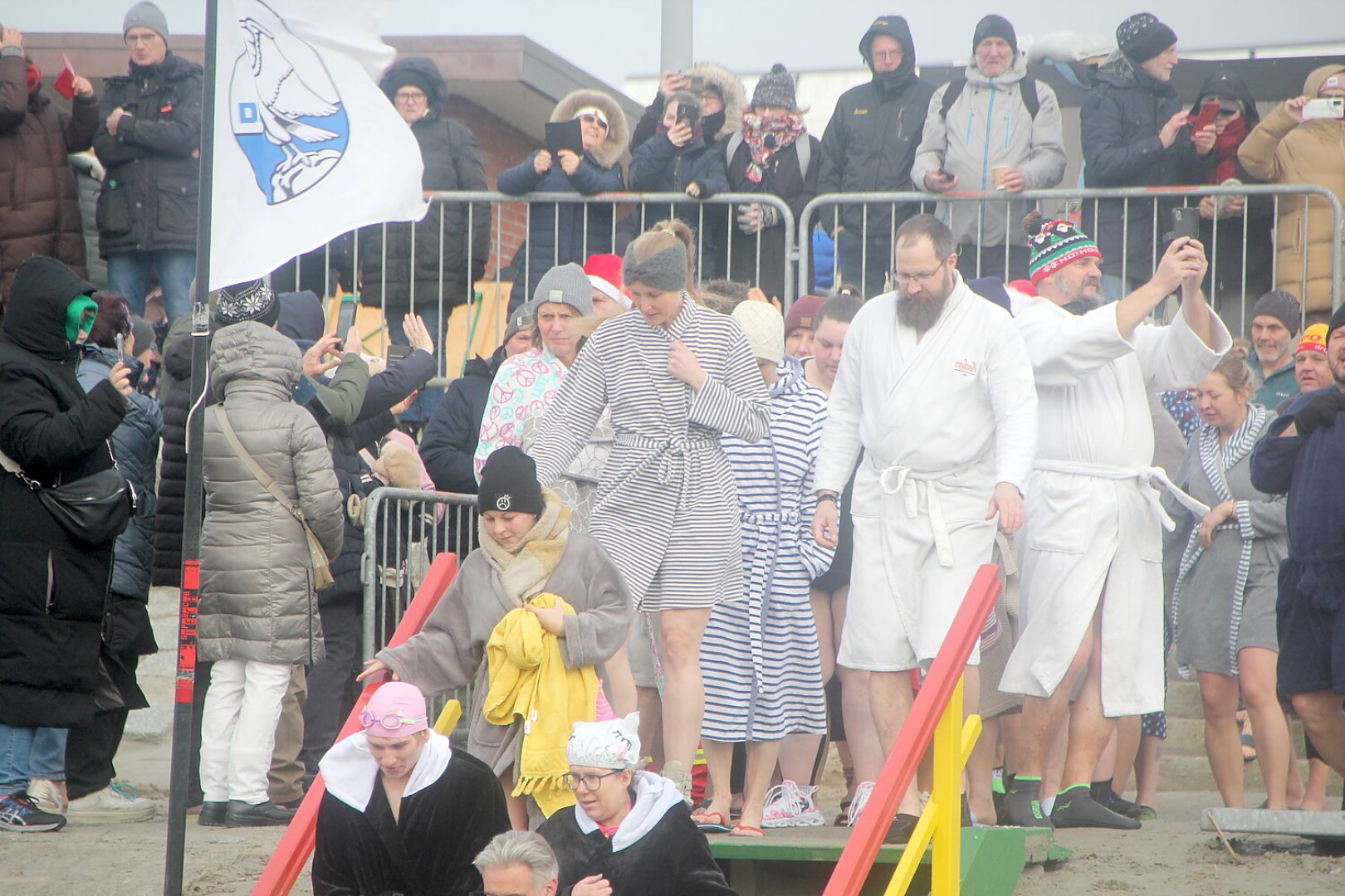 Verschobenes Neujahrsbaden auf Borkum - Bild 8