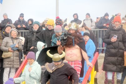 Verschobenes Neujahrsbaden auf Borkum - Bild 17