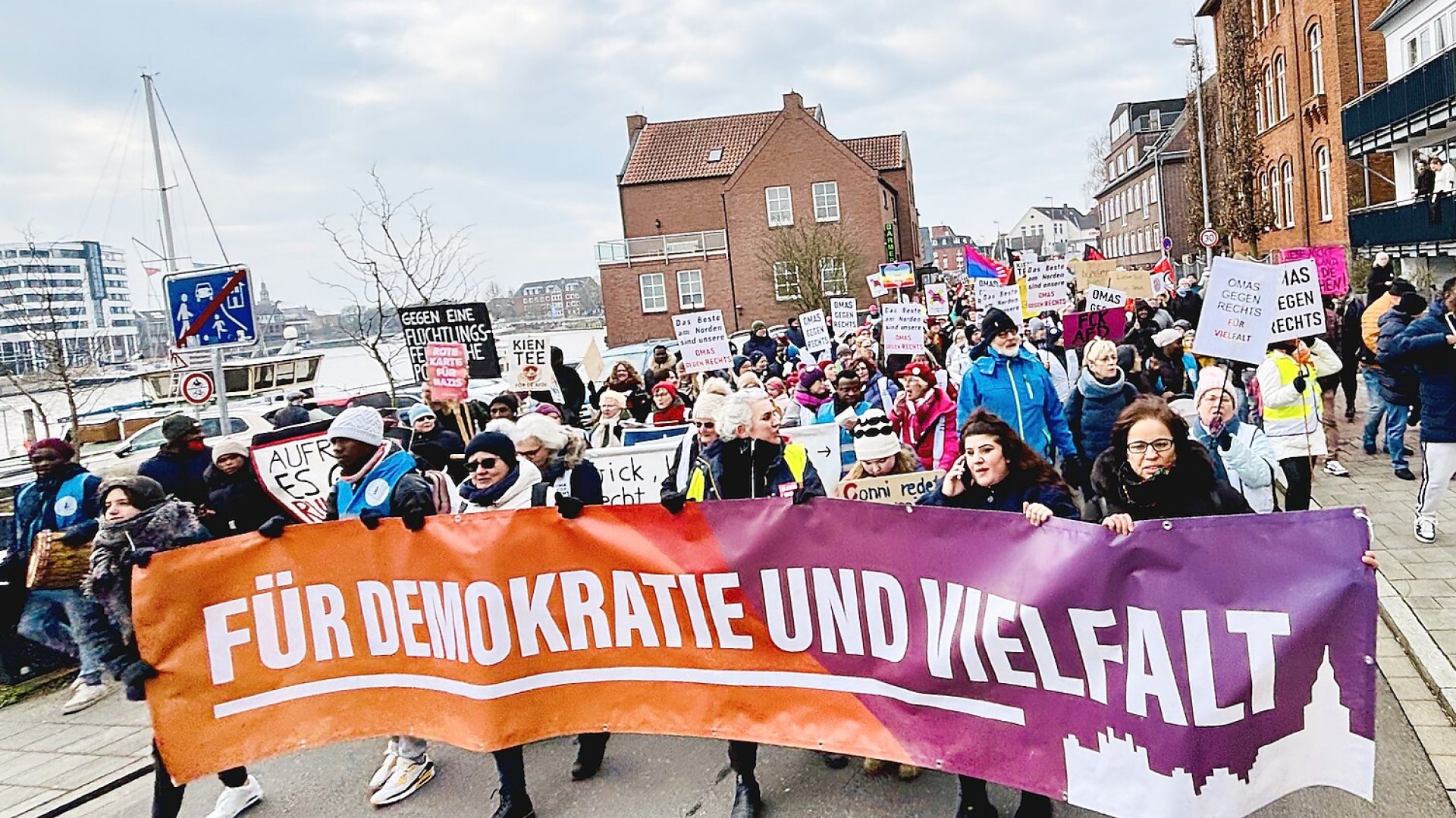 Mehr als 1500 Menschen bei Demonstration in Leer - Bild 9