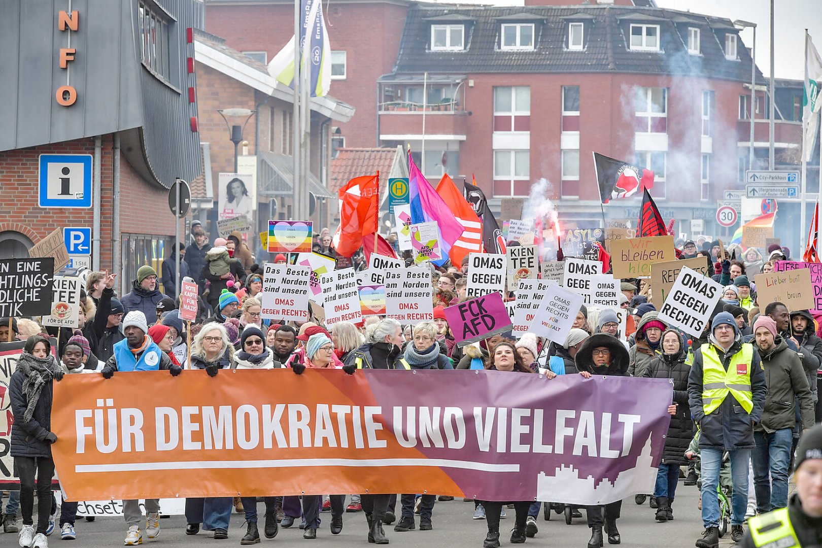 Mehr als 1500 Menschen bei Demonstration in Leer - Bild 33