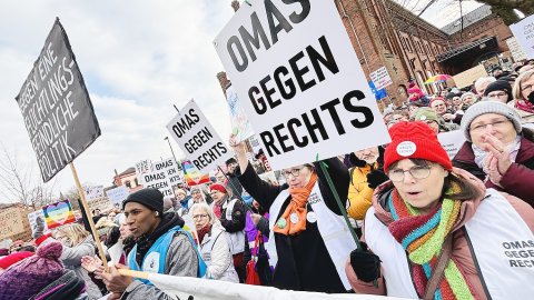 Mehr als 1500 Menschen bei Demonstration in Leer - Bild 48