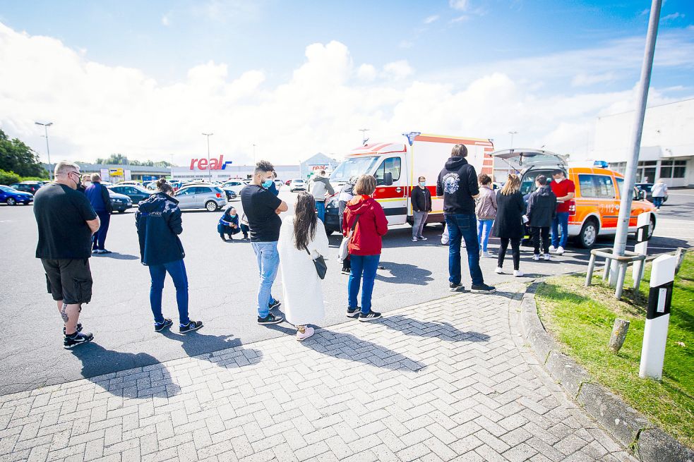 Der Real-Markt in Harsweg war einer der Haltepunkte. Außerdem steuerte der Impftruck acht weitere Ziele an. Fotos: J. Doden