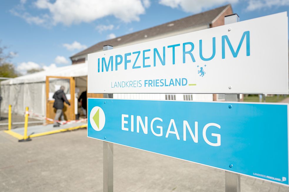 Aufgrund welcher Zeugenaussagen hält es die Polizei für möglich, dass bis zu 8557 Leute im Friesländer Impfzentrum keinen Impfstoff gespritzt bekommen haben könnten, sondern nur Kochsalzlösung? Foto: Assanimoghaddam/dpa