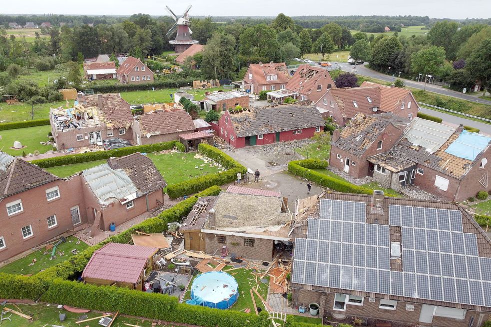 Die Schneise, die der Tornado hinterlassen hat, ist deutlich erkennbar. Wie durch ein Wunder wurde die Mühle nicht beschädigt. Foto: Noglik