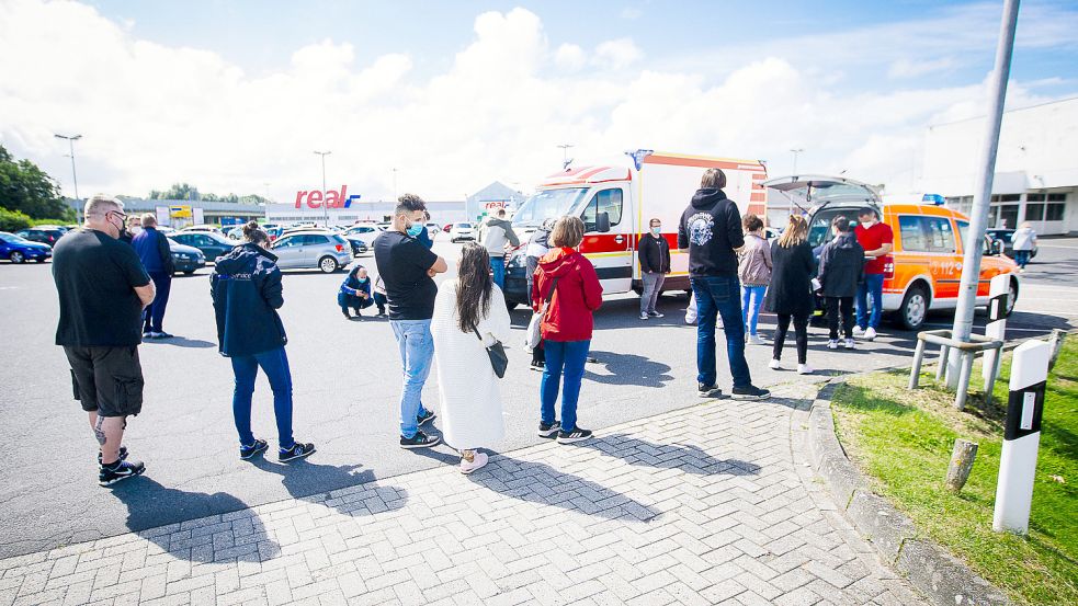 Seit einigen Wochen fährt ein mobiles Impfteam durch Emden und bietet Corona-Impfungen an. Das Foto entstand bei einer der ersten Aktionen in Emden. Foto: F. Doden