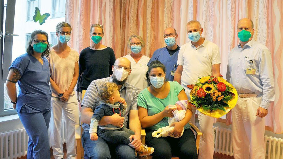 Viel Freude über die kleine Lana: (von links) Julia Paulik, Susanna Kohl, Dr. Corinna Fuhs, Gitta Möhlmann-Cramer, Dr. Markus Windorfer, Dr. Jacek Skubis und Dr. Oliver Weiss mit den Eltern Charlotte und Maik Tellmann. Foto: Klinikum