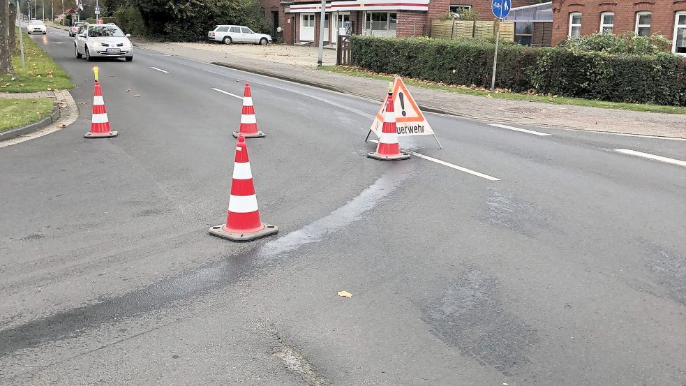 Ohne es zu bemerken, verteilte der Fahrer des Lastwagens das Öl auf der Straße.