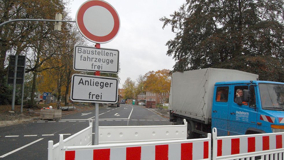 Die Julianenburger Straße bleibt voraussichtlich bis zum 14. November für den Durchgangsverkehr gesperrt. Foto: Luppen