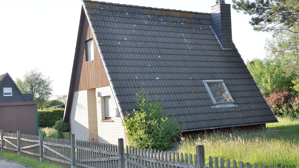 Großer Andrang wegen eines kleinen Hauses: Die Versteigerung des Nurdachhauses in Neuharlingersiel ließ viele von weither anreisen. Foto: Archiv/Ullrich