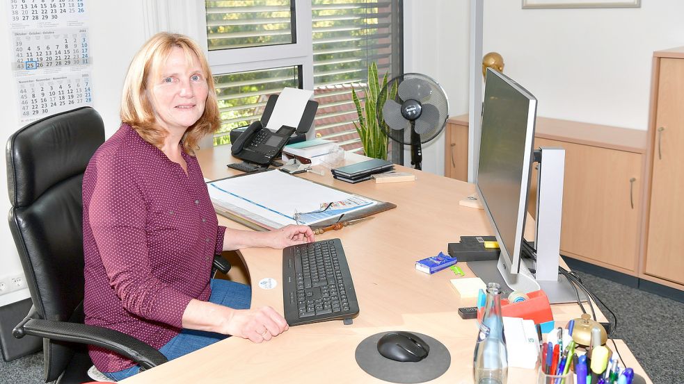 Inzwischen hat sich Hilke Looden an ihrem Schreibtisch eingerichtet. Das Bild entstand vor ein paar Tagen bei der symbolischen Schlüsselübergabe im Rathaus. Foto: Wagenaar