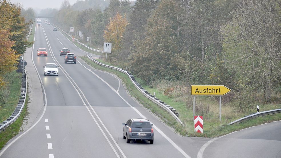 Noch jetzt ist die Unfallstelle auf der B 210 deutlich zu erkennen. Baken markieren die Schutzplanke im Bereich der Einfahrt Jever-Ost, die massiv beschädigt wurde. Foto: Ullrich