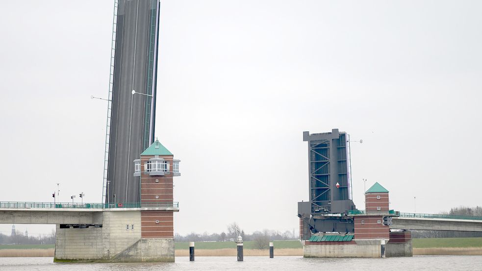 Die Klappen der Jann-Berghaus-Brücke in Leer bleiben am Mittwoch geöffnet. Foto: Assanimoghaddam/DPA