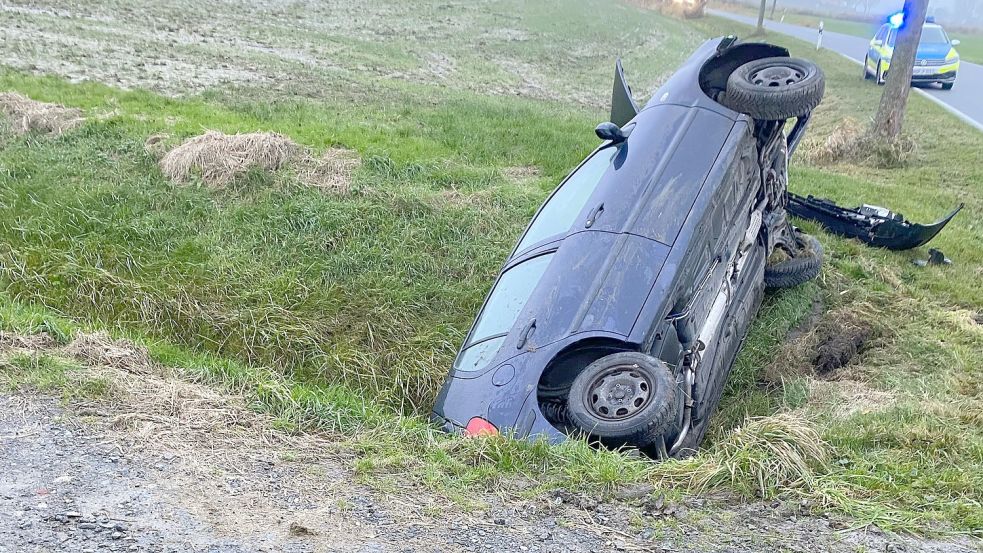 Die Polizei rückte am Mittwoch zu dem verunglückten Wagen nach Dornum aus. Foto: Feuerwehr