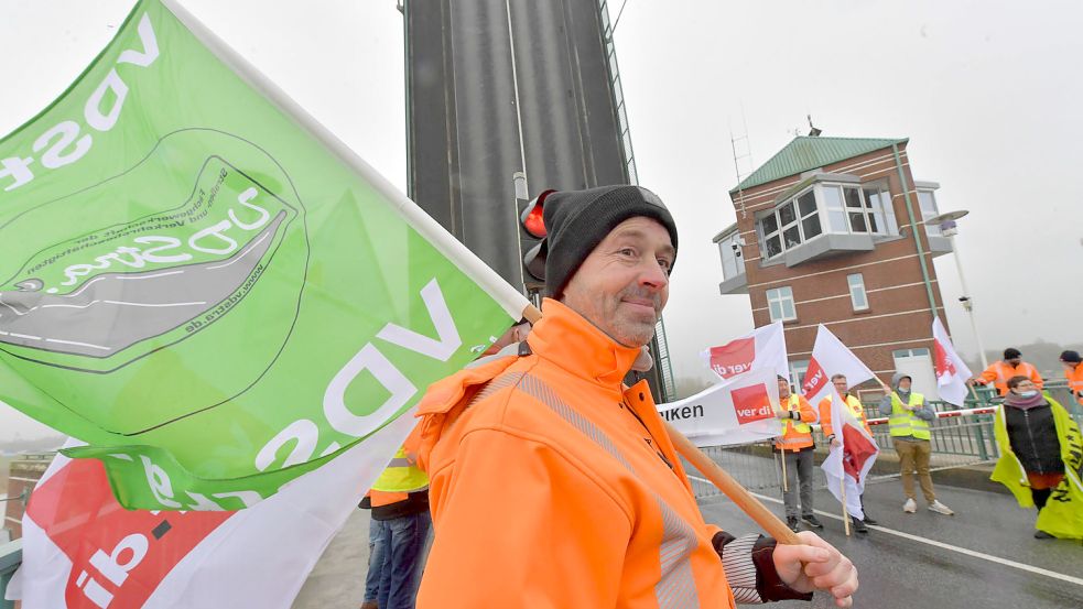 An der Jann-Berghaus-Brücke wird gestreikt. Foto Ortgies