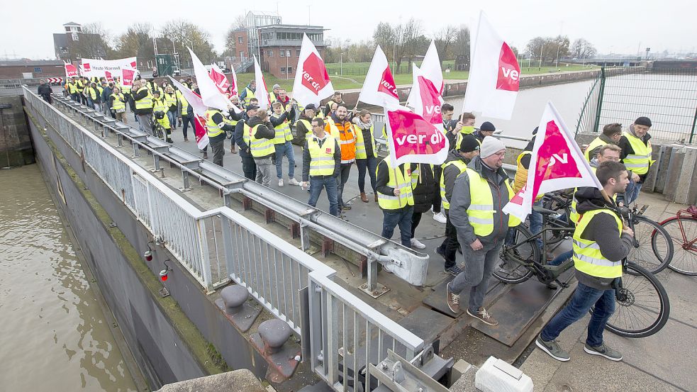 Das war vor anderthalb Wochen: Etwa 130 Beschäftigte von N-Ports und dem NLWKN streiktenund zogen über die Große Seeschleuse in Emden. Foto: J. Doden/Archiv