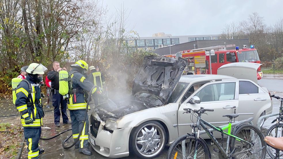 Aus der Motorhaube schlugen hohe Flammen, die die Einsatzkräfte schnell unter Kontrolle bringen konnten. Foto: Tomé