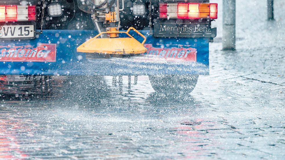 Weil Salz schädlich für die Umwelt sein kann, setzen die Mitarbeiter des Winterdienstes in Emden so viel wie nötig, aber so wenig wie möglich davon ein, um die Straßen von Eis und Schnee zu befreien. Foto: Dpa