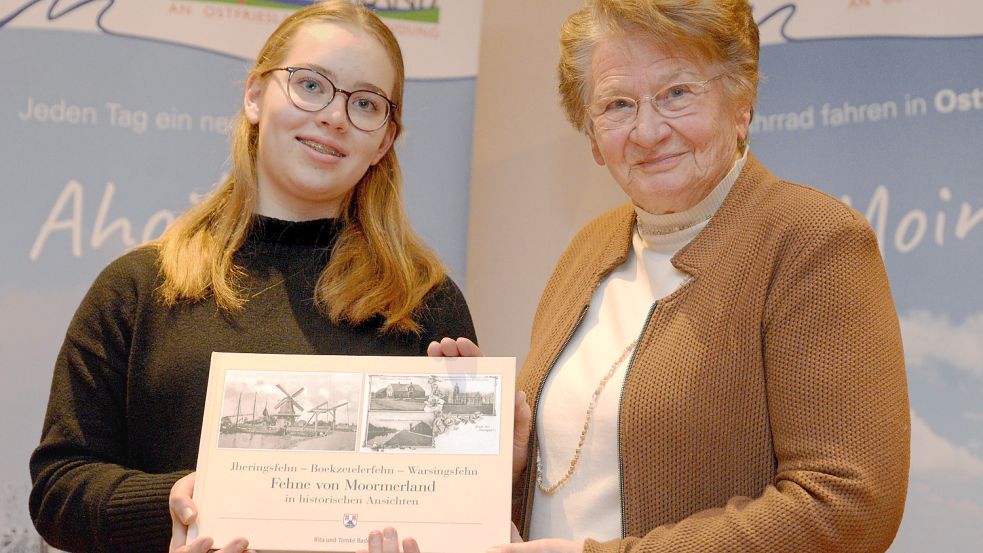 Tomke und Rita Badewien teilen das Interesse an den historischen Bildern von Moormerland. Foto: Lüppen