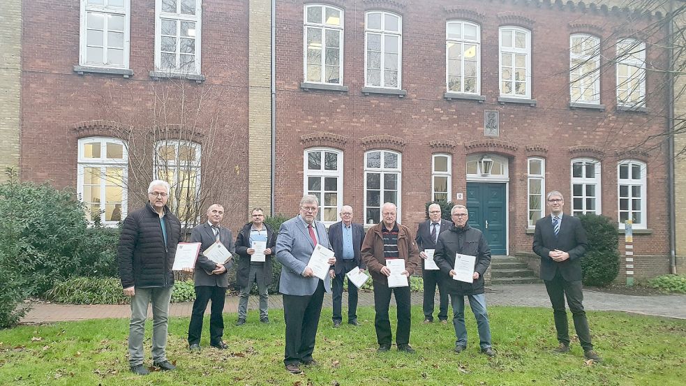 Die Ortsvorsteher erhielten gestern ihre Urkunden im Rathaus von Weener. Das Foto zeigt Friederich Sap (von links), Garrelt Janßen, Andreas Silze, Hinrich Sap, Broer Wübbena-Mecima, Gerrit Dreesmann, Heinrich Siemons, Hans-Ludwig Timmer mit Bürgermeister Heiko Abbas. Foto: Gettkowski