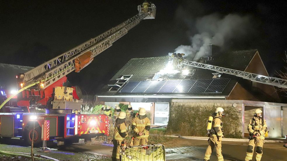 Ein Feuer hat am Montagabend große Teile eines Wohnhauses in Bremen zerstört. Foto: Christian Butt / NWM-TV