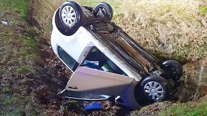 Der Wagen kam auf dem Dach im Graben zum Liegen. Foto: Joachim de Groot, Feuerwehr Großheide