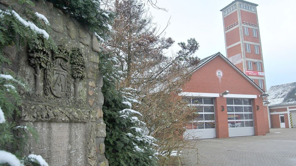 Das Feuerwehrhaus an der Fockenbollwerkstraße (mit Schlauchturm) genügt nicht mehr den heutigen Ansprüchen. Foto: Archiv/Boschbach