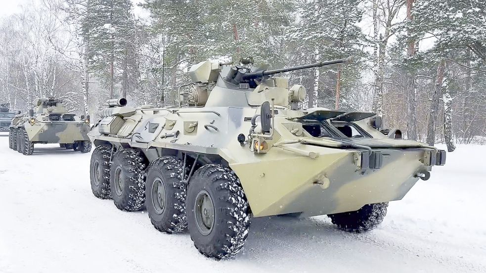 Auf dem Weg nach Kasachstan: Militärfahrzeuge russischer Truppen warten auf einem Flugplatz außerhalb Moskaus auf den Transport per Flugzeug in das von Massenprotesten erschütterte Nachbarland. Foto: Foto: ---/Russian Defense Ministry Press Service/AP/DPA