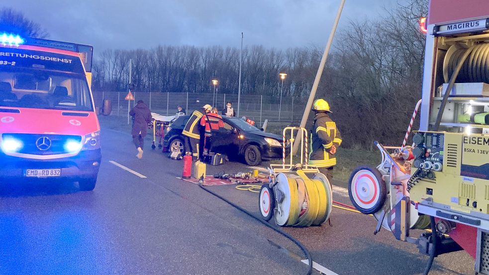 Der Fahrer musste aus dem Auto befreit werden. Foto: Feuerwehr Emden