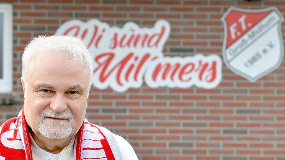 Hans-Gerd Ukena hat im Jahr 1994 seine Fußballmanager-Lizenz gemacht und lebt für seinen Verein. Fotos: Wagenaar / Privat