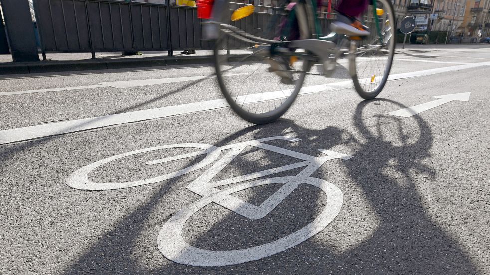 Häufig ereignen sich im Straßenverkehr Unfälle mit Fahrradfahrern, wenn Autofahrer unaufmerksam abbiegen. Foto: Deck/dpa