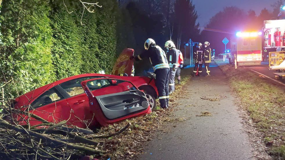 Die Feuerwehren Tannenhausen, Sandhorst und Middels waren am Dienstag bei einem Unfall in Aurich im Einsatz. Foto: Manuel Goldenstein, Pressesprecher Kreisfeuerwehrverband Aurich