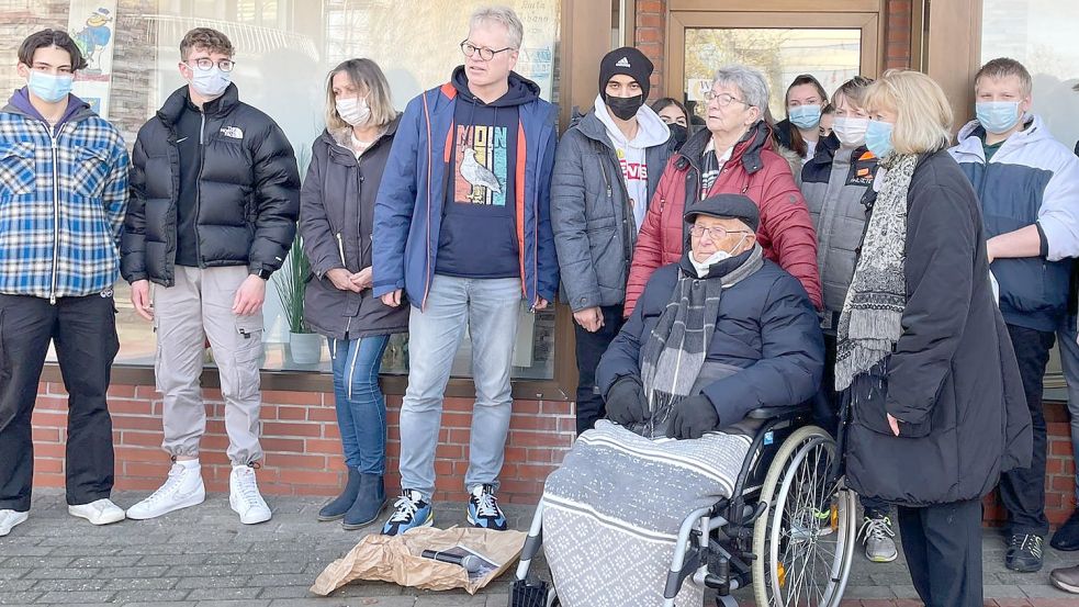 Albrecht Weinberg im Kreis von Schülern des Rhauderfehner Albrecht-Weinberg-Gymnasiums. Gemeinsam haben sie am 9.November des vergangenen Jahres an die Pogromnacht erinnert. Foto: privat