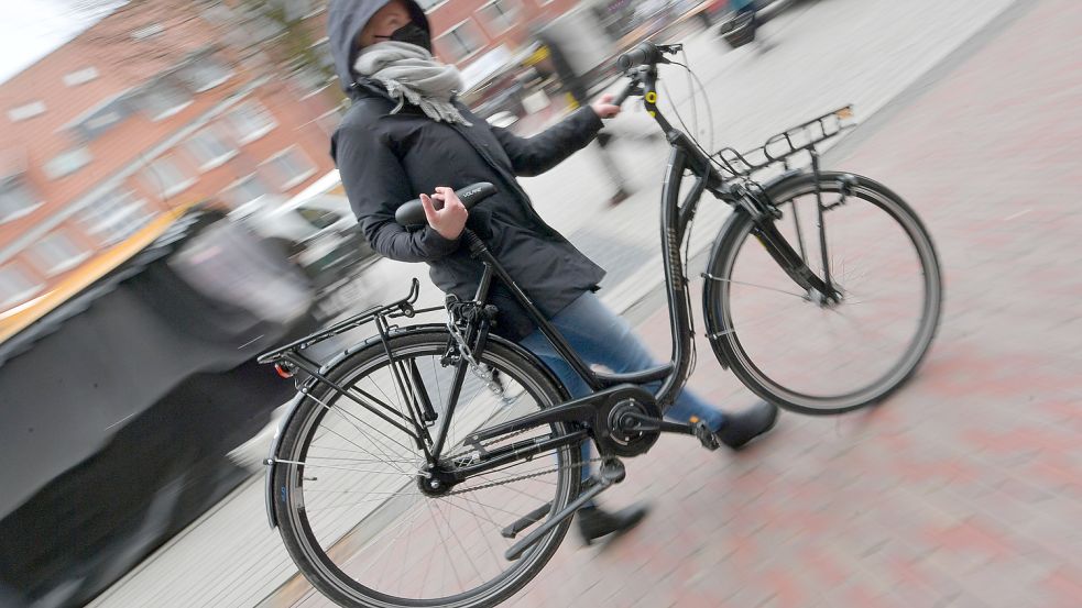 Fahrräder kann man am besten doppelt sicher: mit einem Felgenschloss und einer Kette, die man beispielsweise an einem Laternenpfahl festmacht. So verhindert man, dass das Rad weggetragen wird. Foto: Ortgies