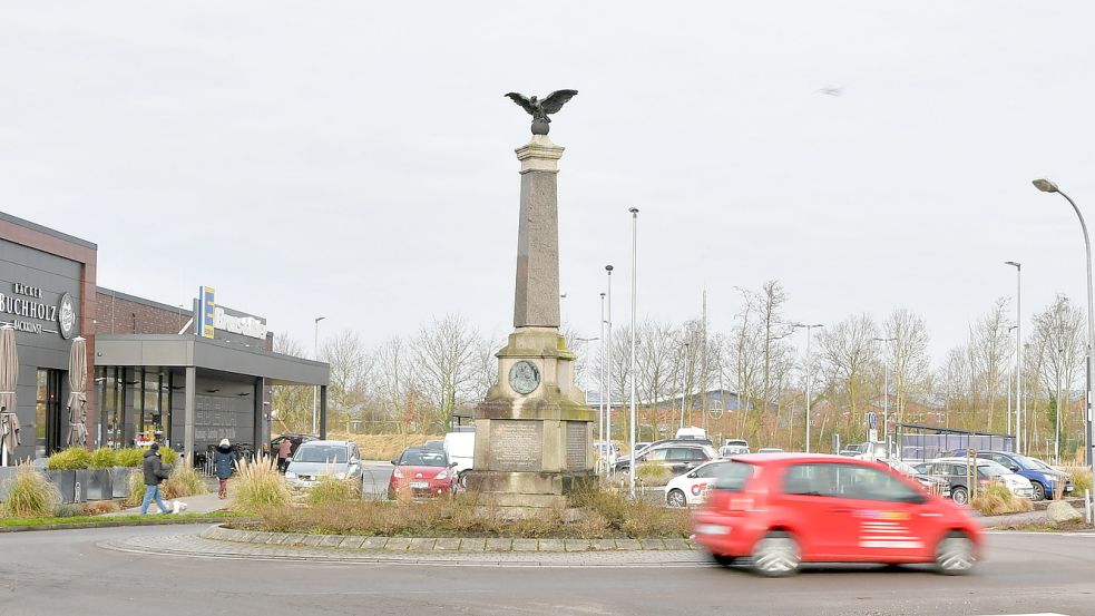 Der Adler ist gelandet – zumindest im Kreisel in Pewsum. Das Mahnmal datiert noch aus der Zeit vor dem Ersten Weltkrieg. Foto: Wagenaar