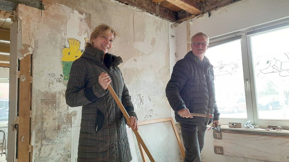 Richard Heeren und Tanja Siemermann-Neuhaus vom Kinderschutzbund auf der letzten Baustelle. Foto: Kierstein