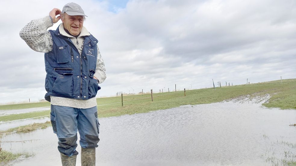 Albert Smidt steht auf einer seiner Flächen. Bis das Wasser verschwindet, wird es wohl noch dauern. Foto: Vogt