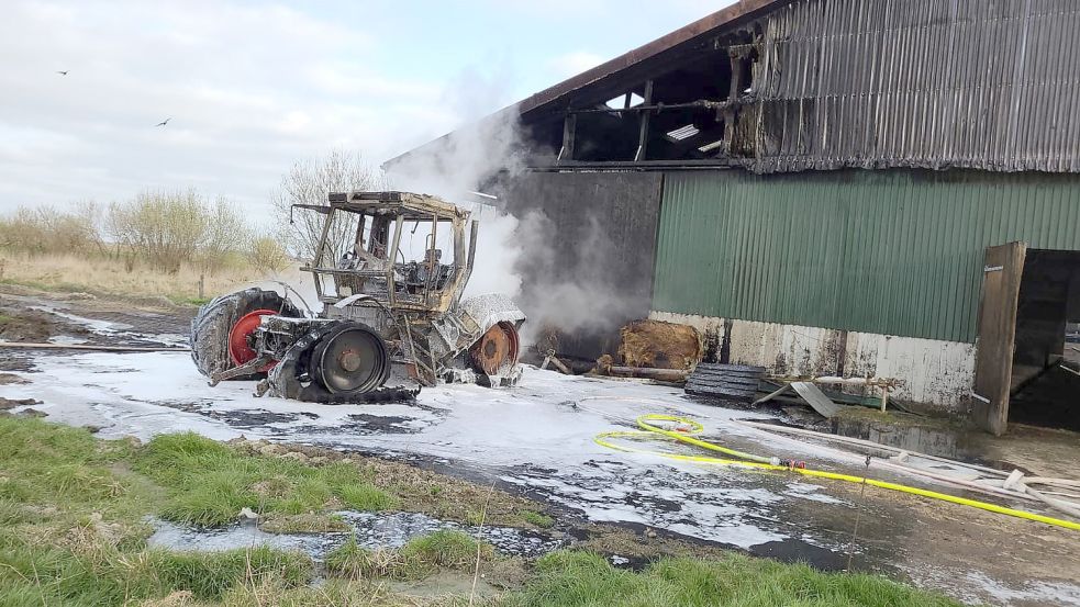 Die Feuerwehr Krummhörn wurde am Dienstag zu einem brennenden Traktor gerufen. Foto: Wagenaar