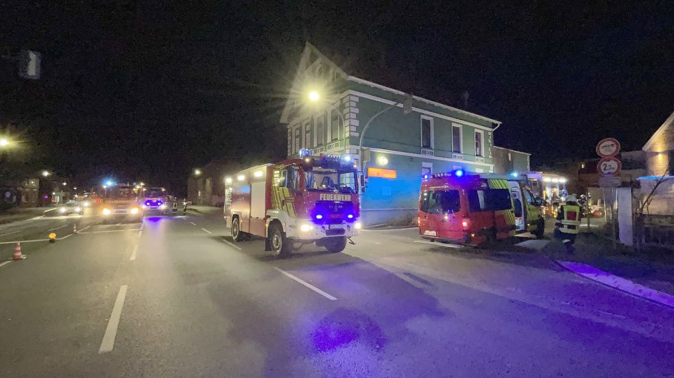 Für die Dauer des Einsatzes am Dienstag war die Große Mühlenwallstraße in Fahrtrichtung Schirum gesperrt. Foto: Feuerwehr Aurich